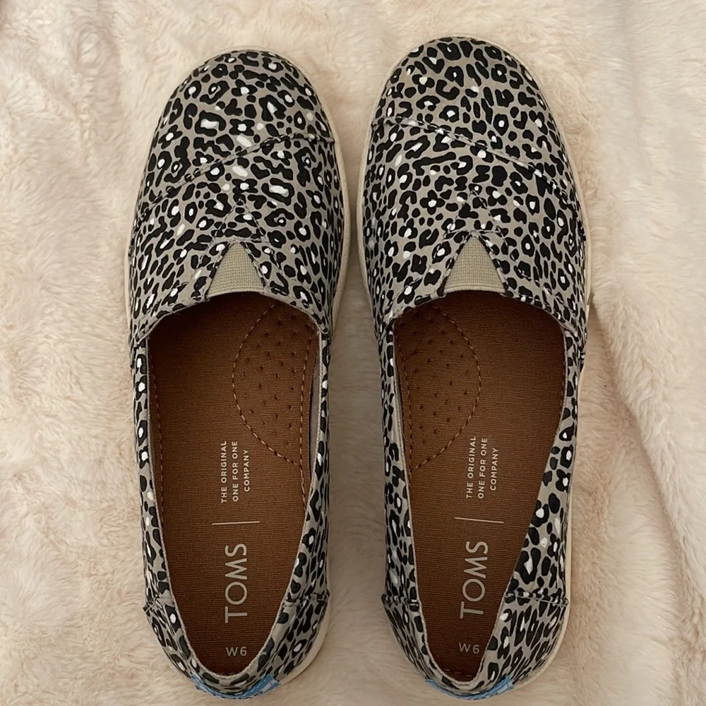 TOMS. Size 6. Color Oxford Tan Cheepard (black,white &Tan ) - Picture 2 of 8